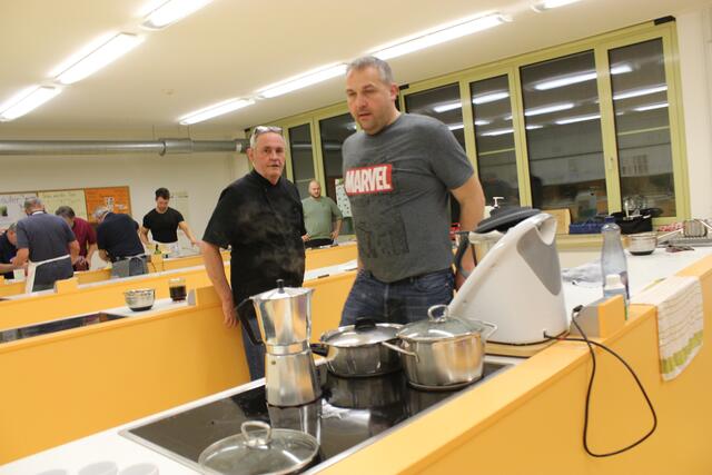 Stefan Zink (links) und Stefan Kaiser warten bis das Dessert serviert wird. Der Espresso ist schon auf der Platte.