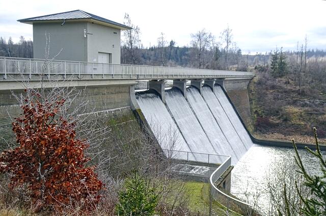 über diese 5 Überläufe stürzt sich  das Wasser in das 15 m lange Tosbecken