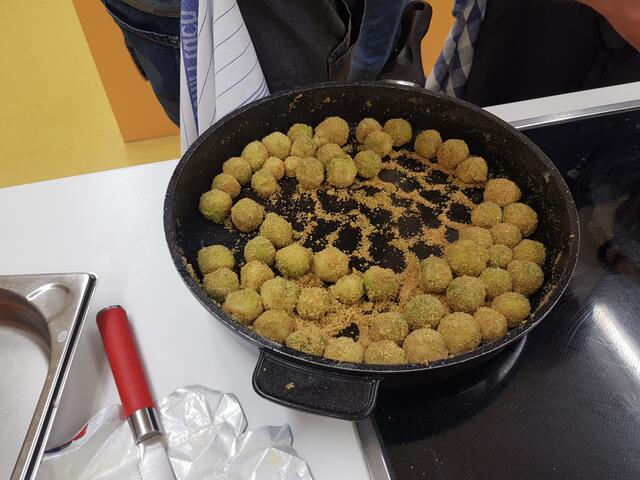 Der fertiggegarte Rosenkohl wird hier nochmal in Butter gerösteten Semmelbröseln geschwenkt.