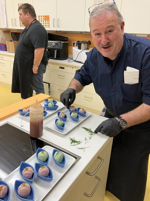 Der Chef, Artur Silva (vorne) legt noch mit der Deko Hand an das Amuse Gueule. Hinten Johannes Schuster, der auch erst seit kurzem bei den kochenden Männern dabei ist.