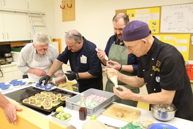 Hier wird richtig geschafft. Von links: Georg Lipp, Artur Silva, Johannes Steichele und Klaus Hill.