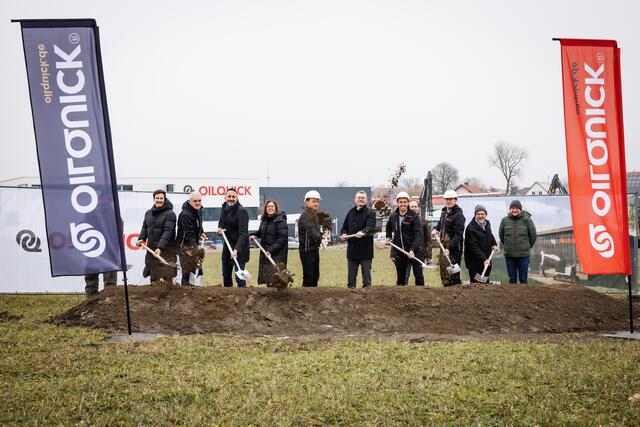 Der offizielle Spatenstich für das Mammutprojekt der Firma OilQuick Deutschland KG ist erfolgt. | Foto: OilQuick