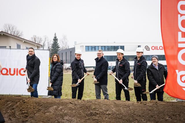 (von links) Peter Greggenhofer (Ott Architekten), Brigitte und Franz Schauer (OilQuick), Peter Tomaschko (Landtagsabgeordneter), Stefan Schauer und Lukas Ziegler (beide OilQuick) und Paul Wecker (Bürgermeister von Steindorf) freuen sich über den über 13.000 Quadratmeter großen Neubau, der direkt neben dem jetzigen Firmengebäude errichtet wird.
 | Foto: OilQuick