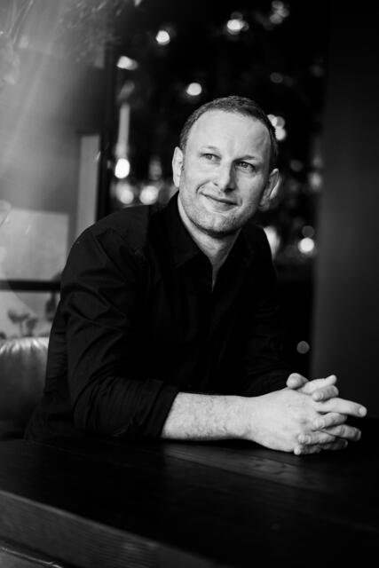 Der Singer-Songwriter steht für Erlebtes, das zum Weiterdenken, Schmunzeln, Weinen und Träumen anregen möchte | Foto: Sergej Falk