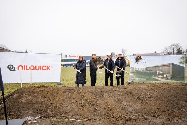 (von links) Die Geschwister Brigitte, Franz und Stefan Schauer mit Lukas Ziegler führen die Familientradition fort und setzen Maßstäbe mit der Investition in das neue Gebäude in Höhe von 25 Millionen Euro. | Foto: OilQuick