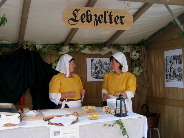 Am Stand der Imkerinnen bei der Friedberger Zeit 2007 | Foto: Dr. Hubert Raab