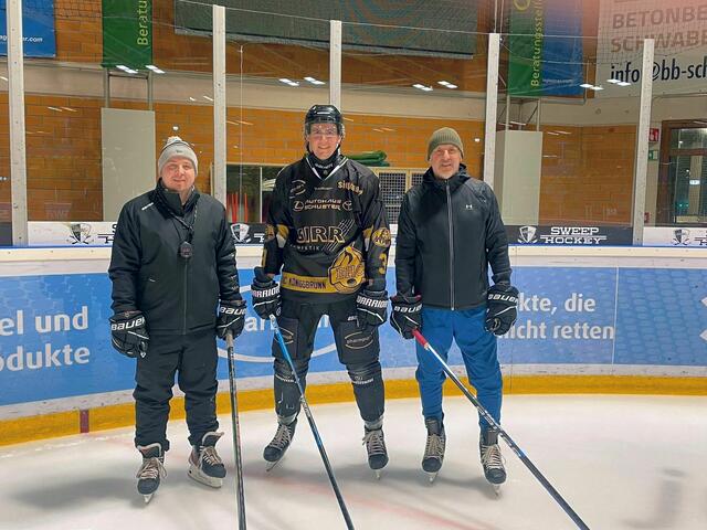 Max Dropmann ist ab sofort spielberechtigt (im Bild v.l.n.r. Coach Bobby Linke, Max Dropmann, Teammanager Sven Rampf) | Foto: Tim Bertele