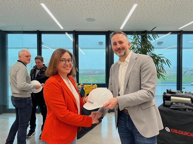 Grünes Licht für den Bau des neuen Gebäudes: Brigitte Schauer, die Geschäftsführerin von OilQuick, bekommt von Peter Greggenhofer vom Planungsbüro Ott Architekten symbolisch den Bauhelm überreicht. | Foto: Sabine Roth