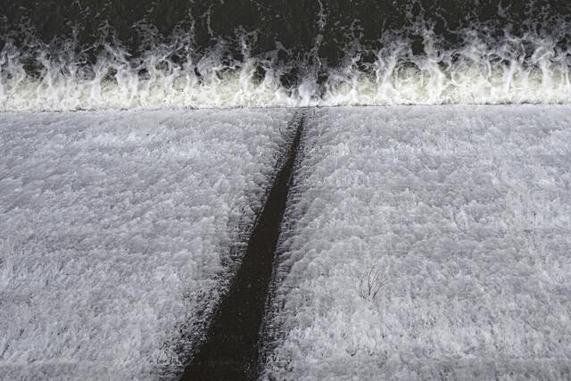 das herabstürzendes Wasser an der Hasselvorsperre eignet sich schon fast als Rätselbild