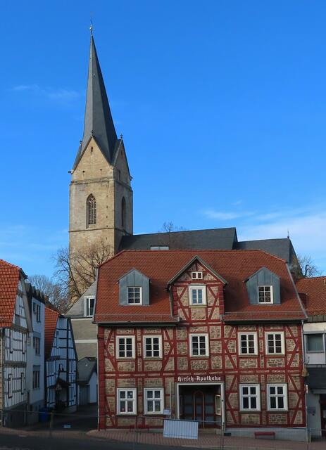Im Vordergrund ist die "Hirsch-Apotheke" zu sehen und dahinter der schiefe Turm der ev. "Nikolai-Kirche". | Foto: M. A.