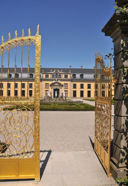 Das Galeriegebäude im Großen Garten mit dem goldenen Tor.