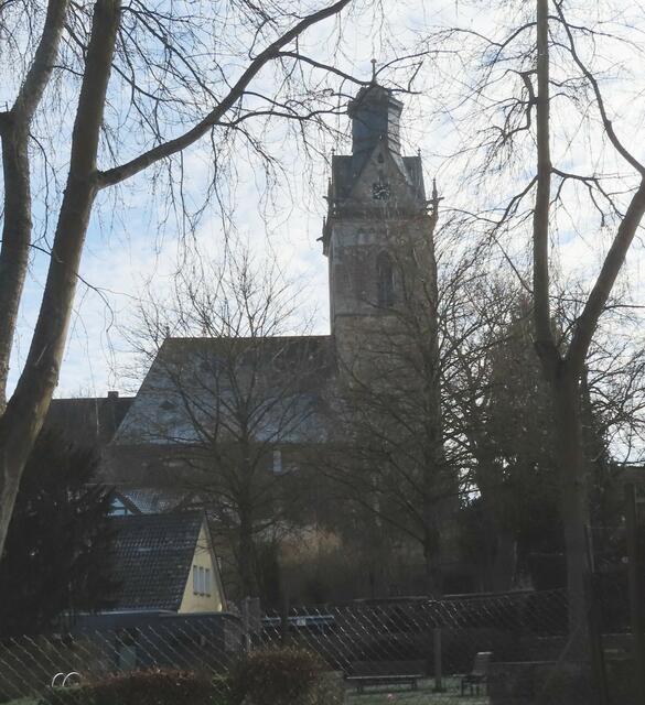 Wir befinden uns auf dem Heimweg und blicken nochmal zur ev. "Kilians-Kirche". | Foto: M. A.