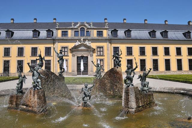 Das Galeriegebäude im Großen Garten , der Brunnen im Vordergrund ist aber modern.