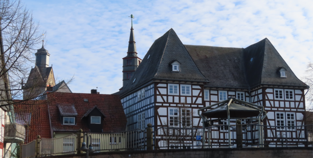 Von links: Turm der ev. "Kilians-Kirche", der "Rathausturm" und die "Stadtbücherei". | Foto: M. A.