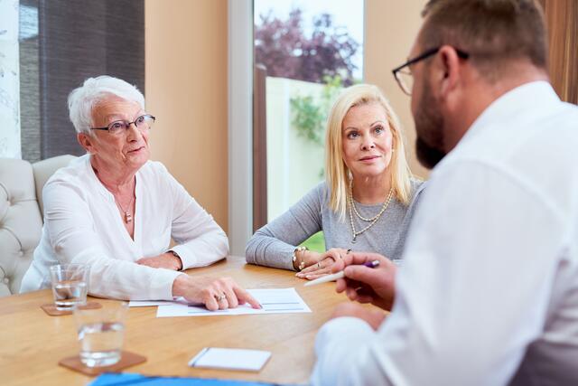 2025 gibt es für alle Pflegeleistungen mehr Geld von den Kassen. Welche sinnvoll sind und wie man sie am besten kombiniert, kann eine Pflegeberatung klären.
 | Foto:  DJD/compass private pflegeberatung