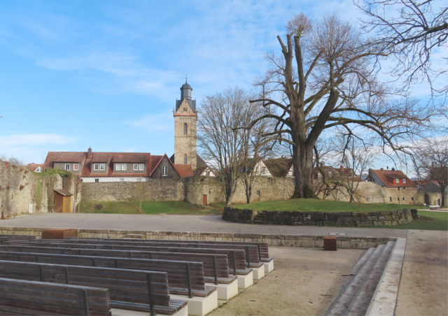 Ein Teil der "Freilichtbühne" mit Blick zur "Stadtmauer" und zur ev. "Kilians-Kirche". | Foto: M. A.