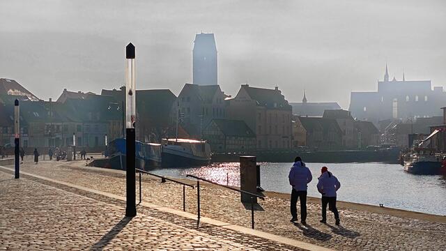 Von der Promenade am Alten Hafen bietet sich eine schöne Sicht auf die Kulisse der Altstadt, wenn auch der einsame Marienkirchturm und die wiederaufgebaute Georgenkirche im Gegenlicht noch leicht verhüllt sind. Foto: Helmut Kuzina