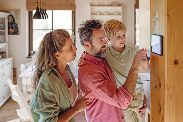 Komfortable, umweltfreundliche und bezahlbare Wärme wünschen sich alle Hauseigentümer. Welche Technik am besten zum Haus passt, wissen die Meister der Elemente.
 | Foto: DJD/SHK/Halfpoint/Shutterstock