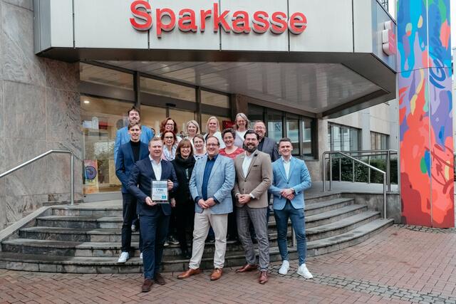 Daniel Beermann (2.v.r.), Sparkassen-Filialleiter in Buer, und sein Team freuen sich über die Auszeichnung „BESTE BANK vor Ort“, die sie stellvertretend für alle Mitarbeiterinnen und Mitarbeiter der Sparkasse Gelsenkirchen entgegennahmen. Zum zehnten Mal in Folge ist das Kreditinstitut Sieger im unabhängigen Bankentest, in dem es u.a. um Beratungsqualität, aber auch digitale Serviceleistungen geht. | Foto: Sparkasse Gelsenkirchen
