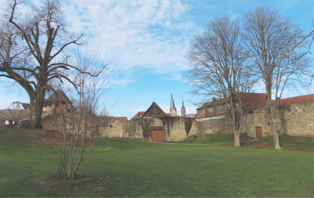 Blick vom "Schießhagen" über die "Stadtmauer" zum schiefen Turm der ev. "Nikolai-Kirche" (li.) und dem "Rathausturm" (re. daneben). | Foto: M. A.
