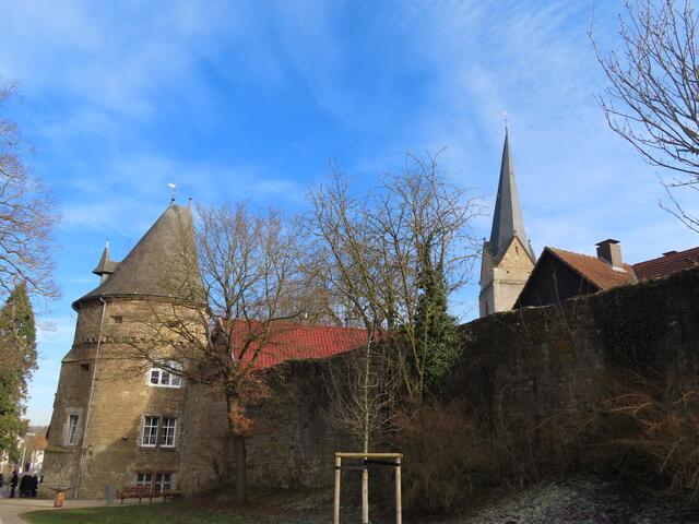 Der "Wollwebrturm" (li.), in dem sich ein "griechisches Restaurant" befindet und der Turm der ev. "Nikolai-Kirche". | Foto: M. A.