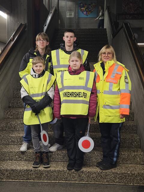 Die neuen Schülerlotsen der Mittelschule Kühbach mit Verkehrserzieherin der Polizei
