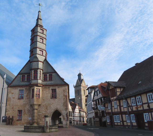 Das "Rathaus" (li.) und dahinter die ev. "Kilians-Kirche". | Foto: M. A.