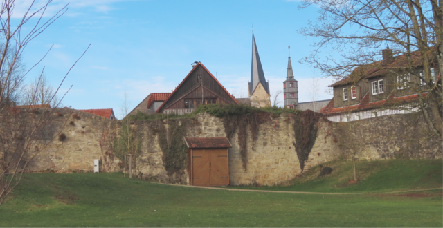 Blick vom "Schießhagen" über die "Stadtmauer" zum schiefen Turm der ev. "Nikolai-Kirche" (li.) und dem "Rathausturm" (re. daneben). | Foto: M. A.