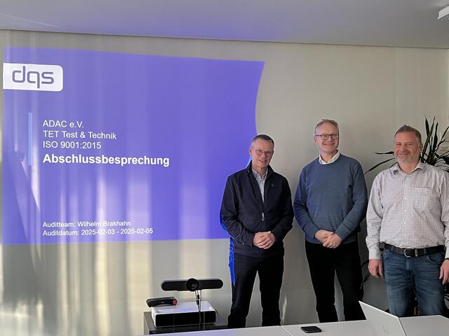 Von links: Auditor Wilhelm Brakhahn, TET-Leiter Reinhard Kolke und ADAC QM-Beauftragter Markus Sippl.  | Foto: ADAC/Mady Christ