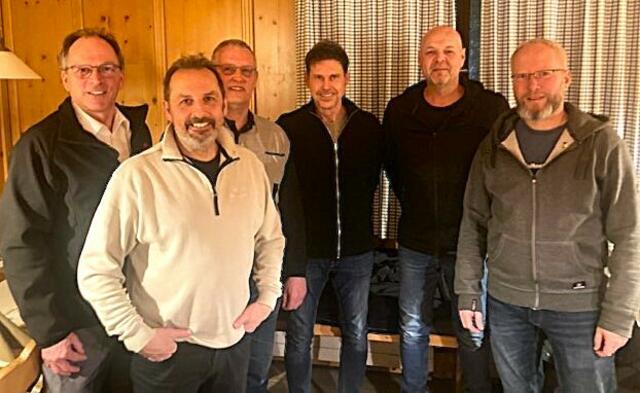 Ehrende und Geehrte bei der Reservistenkameradschaft Meitingen (von links): Vorsitzender Patrick Reiser, Mario Cavaliere, Gerhard Ludwig, KreisOrgLtr. Uwe Rimschneider, Peter Link, Ronny Leubner. | Foto: Peter Heider