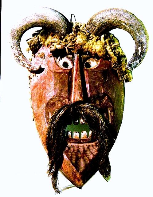 Alte Buso-maske aus Mohacs Ende 19.Jhdt.. Solche Masken haben sich die Buben meist mit primitiven Werkzeugen wie einem Schraubenzieher als Stechbeitel selber geschnitzt. Bretter oder gar Schnitzholz bekamen sie dafür nichtundso nahmen sie einfach ein Stück "Schartl", das im Sägewerk vom Rand übrig bleibende Reststück.