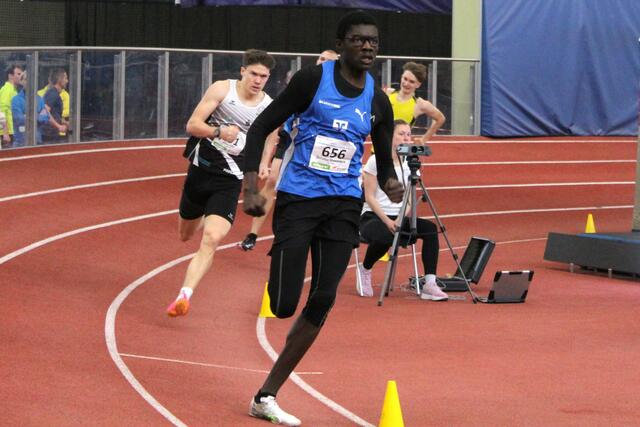 Furios stürmte Donatus Olowookere in der Münchner Werner-von-Linde-Halle bei den Bayrischen Hallenmeisterschaften vorne weg. 
