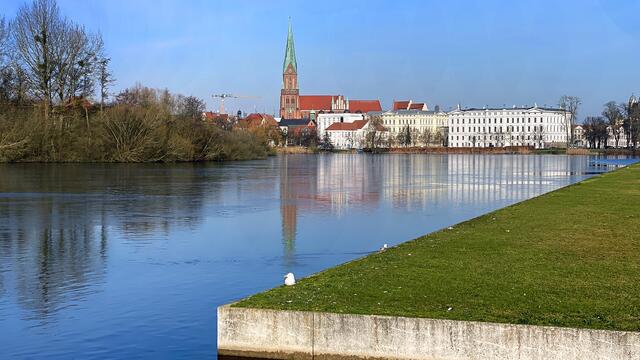 Sichtachse über die „Schwimmende Wiese‟ in Richtung zur Altstadt mit dem Dom. Foto: Helmut Kuzina