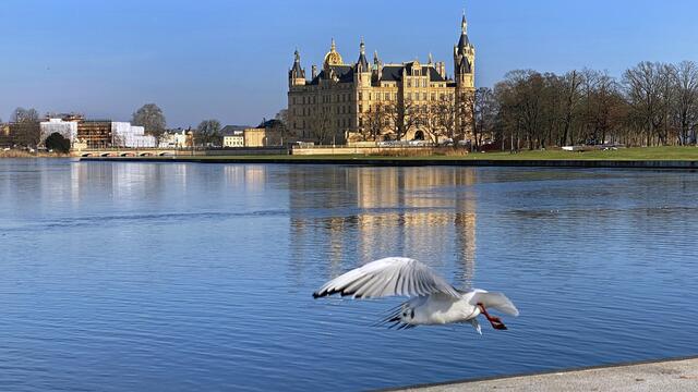 Ausblick vom Bertha-Klingbert-Platz auf den Burgsee. Foto: Helmut Kuzina
