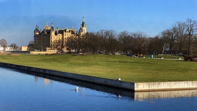 Sichtachse vom Bertha-Klingberg-Platz über die „Schwimmende Wiese‟ in Richtung zum Schloss. Foto: Helmut Kuzina