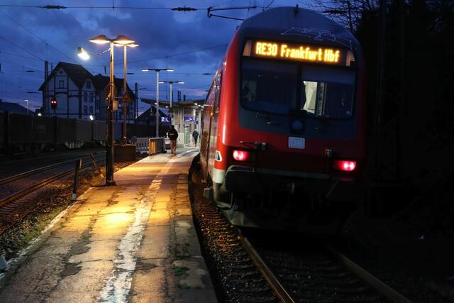 Am 27.1.2025 hält der RE30 noch am Rest des alten Bahnsteigs in Kirchhain.