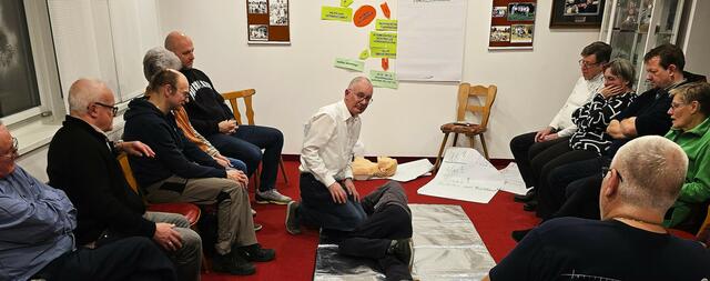 Peter Lebender von der Meitinger Rot Kreuz Gemeinschaft (Bildmitte) leitete beim  TC Meitingen eine Schulung für die richtige Handhabung beim  Einsatz eines Defibrillator. | Foto: Peter Heider