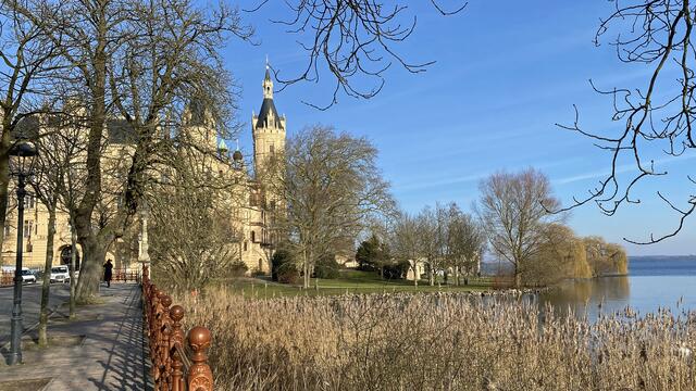 Die Brücke führt vom Schlossgarten auf die Insel, auf der sich das Schweriner Schloss befindet. Foto: Helmut Kuzina