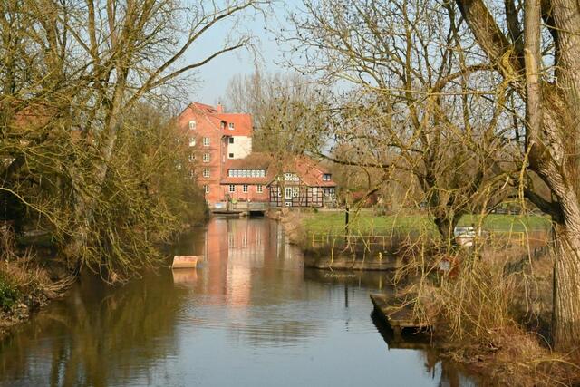 Mühlenmontag - Ecksteinmühle in Neustadt am Rübenberge (Foto: Katja Woidtke)

Blick über die Kleine Leine zur Mühle - rechts im Bild die Schleuse | Foto: Katja Woidtke