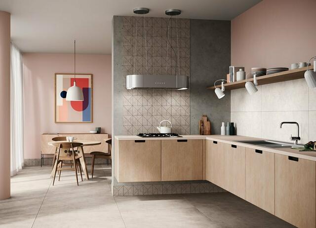 Ein geometrisch gemusterter Fliesenspiegel ergänzt klare kubische Küchenmöbel perfekt. | Foto: djd/Deutsche-Fliese.de/Agrob Buchtal