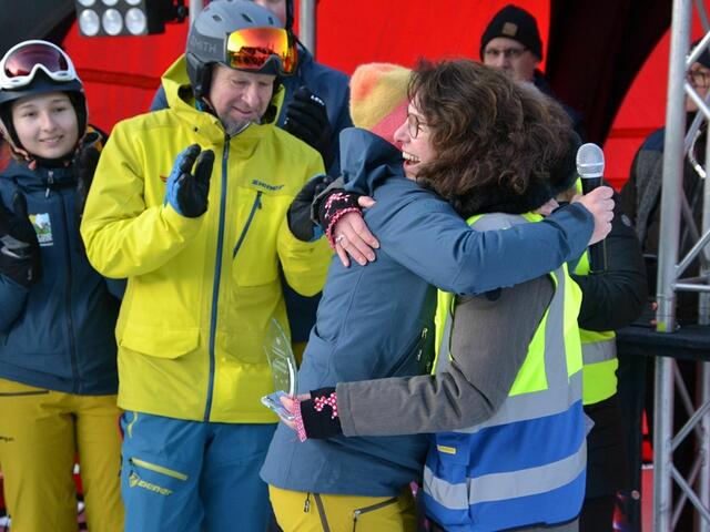 Susanne Olita überreichte eine besodere Auszeichnung an Dagmar Walter, die das 5. Gersthofer Schneetreiben von städtischer Seite organisiert hat. | Foto: Peter Metzger