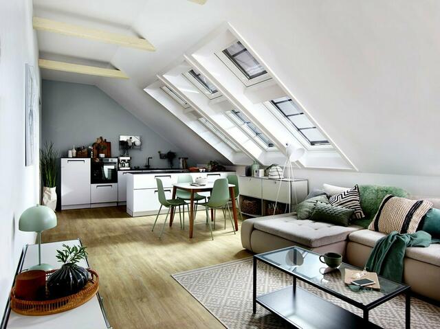 Außen liegende Rollläden oder Markisen sorgen für einen effektiven Hitzeschutz. Dabei lassen Markisen weiterhin Tageslicht in den Raum, weshalb sie vor allem für den Wohnbereich geeignet sind.  | Foto: djd/TLS-Dachfenster/Roto Frank Dachsystem-Technologie