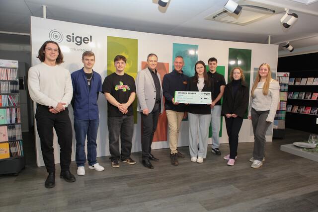 Die Auszubildenden der SIGEL GmbH spenden 500 Euro an den Wünschewagen des Arbeiter-Samariter-Bundes. Emily Berger, Auszubildende bei SIGEL und Daniel Petrasch, Geschäftsführer SIGEL GmbH, überreichen Sascha Müller die Spende. | Foto: SIGEL GmbH