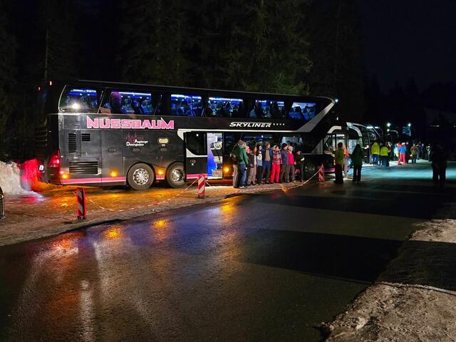 Pünktlich um 19 Uhr sammelten sich alle bei den Bussen und es ging zurück nach Gersthofen. | Foto: Stadt Gersthofen (Kai Schwarz)