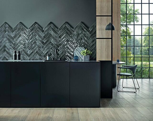 Für Designliebhaber: Fliesen im Brick-Design werden in Fischgrätverlegung zum Hingucker an der Wand.
 | Foto: djd/Deutsche-Fliese.de/Ströher