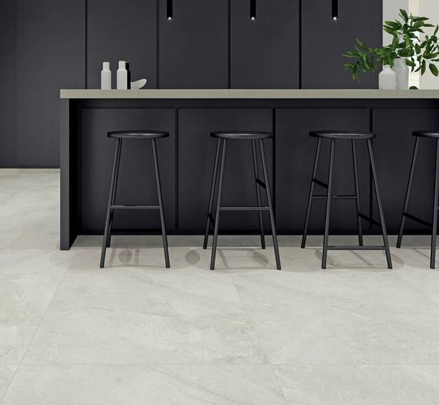 Cooler Trendlook: Schwarze Kücheneinrichtung mit nahezu fugenlos verlegten XXL-Fliesen in Betonoptik. | Foto: djd/Deutsche-Fliese.de/Interbau-Blink