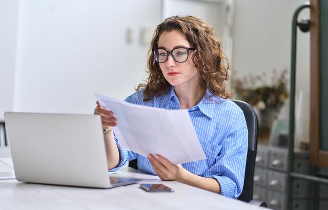 Viele Nebenkostenabrechnungen in Deutschland sind fehlerhaft - oft lohnt sich ein genauerer Blick.
 | Foto: DJD/DEVK/insta_photos - stock.adobe.com