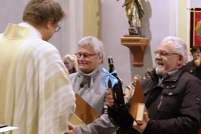 Peter Wenderlein (rechts) und Klaus Greppmair (Mitte) erhalten von Stadtpfarrer P. Steffen Brühl (links) die höchste Auszeichnung der Pfarrei St. Jakob: die Jakobsmuschel mit Ehrenurkunde. | Foto: Achim Lüders