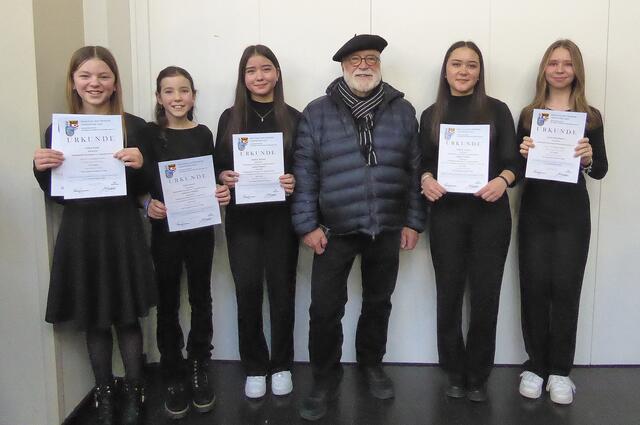 Manfred-Andreas Lipp (4. v. l.) im Kreise seiner erfolgreichen und strahlenden Schülerinnen (v. l.) Celina Bunk (Solo und Duo), Johanna Pfeiffer (Duo), Isabel Tschan (Duo), Sophia Tschan (Solo und Duo) und Sarah Wiedmann (Solo).