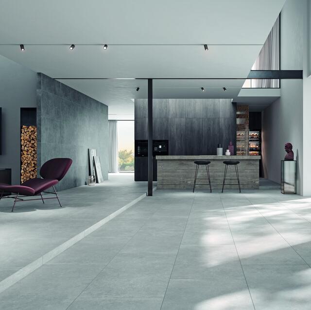 Moderne kommunikative Wohnkonzepte heben die Grenzen der Lebensbereiche Küche, Ess- und Wohnzimmer bewusst auf.
 | Foto: DJD/Deutsche-Fliese.de/Ströher